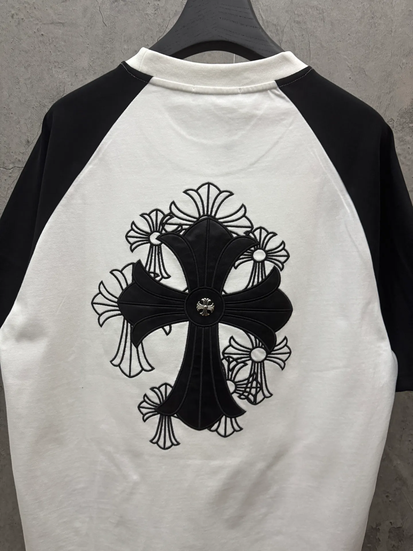 P200 top version, real shot without P, ​​different from market currency) 𝗖𝗵𝗿𝗼𝗺𝗲 𝗛𝗲𝗮𝗿𝘁𝘀/Cro Heart 2026 Spring New Original Single Counter American Laser Skin Embroidery Couple Color Short Sleeves 👑The highest version! Customized fabric 300 grams, best-selling model at the counter, very comfortable to wear. Accessories: original molded and authenticated collar label ➕ 100% silk wash water label. Genuine purchase-grade original hangtag➕matching hanging rope➕3D hanging beads➕original packaging bag. Craftsmanship: The original version has consistent wiring! The highest version of the armhole matching technique! Color: white and black Size: S M L XL Style number: 26-2036